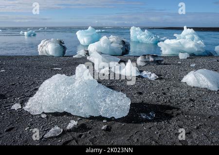 Eisblöcke von der Gletscherlagune Jokulsarlon, die am Diamond Beach in Island aufgespült wurde Stockfoto