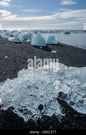 Eisblöcke von der Gletscherlagune Jokulsarlon, die am Diamond Beach in Island aufgespült wurde Stockfoto