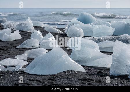 Eisblöcke von der Gletscherlagune Jokulsarlon, die am Diamond Beach in Island aufgespült wurde Stockfoto