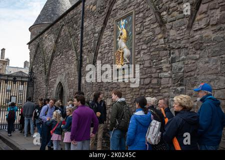 Edinburgh, Schottland, 9. September 2022. Die Leute stehen Schlange, um die Nachricht an den Toren des Palace of Holyroodhouse zu sehen, die über den Tod ihrer Majestät Königin Elizabeth II. Informiert, die im Alter von 96 Jahren in Edinburgh, Schottland, am 9. September 2022 gestorben ist. Bildnachweis: Jeremy Sutton-Hibbert/ Alamy Live Nachrichten. Stockfoto