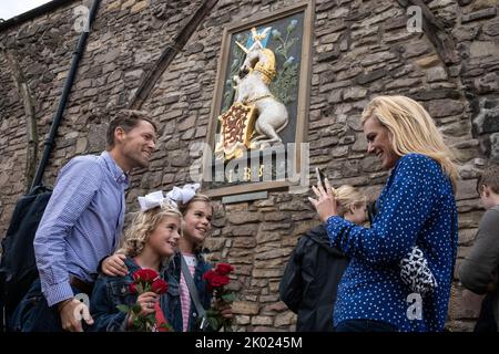 Edinburgh, Schottland, 9. September 2022. Die Leute stehen Schlange, um die Nachricht an den Toren des Palace of Holyroodhouse zu sehen, die über den Tod ihrer Majestät Königin Elizabeth II. Informiert, die im Alter von 96 Jahren in Edinburgh, Schottland, am 9. September 2022 gestorben ist. Bildnachweis: Jeremy Sutton-Hibbert/ Alamy Live Nachrichten. Stockfoto