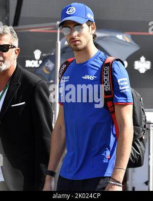 Antonio Giovinazzi aus Italien und die Scuderia Haas laufen im Paddock, bevor sie am 09. September 2022 in Monza, Italien, den Grand Prix von Italien F1 beim Autodromo Nazionale Monza trainieren Stockfoto