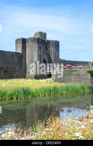 Hauptgaude und Burggraben, Caerphilly Castle, Caerphilly (Caerffili), Caerphilly County Borough, Wales (Cymru), Vereinigtes Königreich Stockfoto