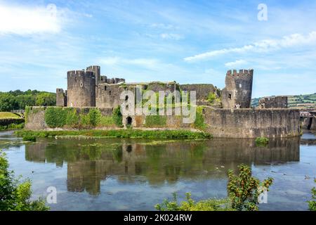 Caerphilly Castle gegenüber dem Graben, Caerphilly (Caerffili), Caerphilly County Borough, Wales (Cymru), Großbritannien Stockfoto