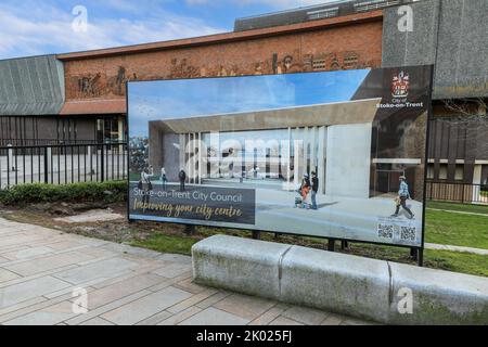 Ein Schild mit der Aufschrift „Improving your City Centre“ vor dem Potteries Museum and Art Gallery, Hanley, Stoke-on-Trent, Staff, England, VEREINIGTES KÖNIGREICH Stockfoto