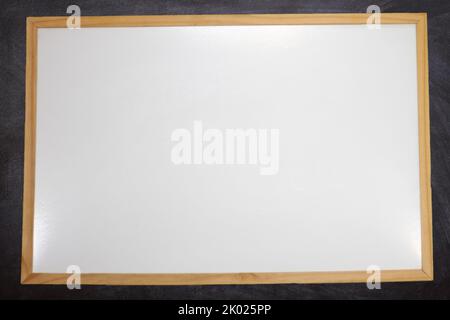Realistische Tafel für die Schule mit schwarzem Kreidetafel-Hintergrund aus Kreide Stockfoto