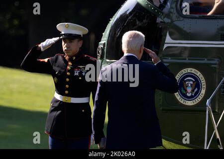 Washington, USA. 09. September 2022. US-Präsident Joe Biden (R) begrüßt eine US Marine (L), als er an Board von Marine One geht, um den South Lawn des Weißen Hauses auf dem Weg nach Ohio, in Washington, DC, USA, zu verlassen, 09. September 2022. Biden reist nach Columbus, Ohio, um am bahnbrechenden Bau der neuen Halbleiterfertigung von Intel zu arbeiten. Quelle: SIPA USA/Alamy Live News Stockfoto
