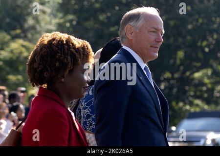 Washington, USA. 09. September 2022. Der Berater des Präsidenten Steve Ricchetti (R) und die Pressesprecherin des Weißen Hauses, Karine Jean-Pierre (L), folgen US-Präsident Joe Biden bei einem Spaziergang über den South Lawn des Weißen Hauses, um von Marine One auf dem Weg nach Ohio, in Washington, DC, USA, zu fahren, 09. September 2022. Biden reist nach Columbus, Ohio, um am bahnbrechenden Bau der neuen Halbleiterfertigung von Intel zu arbeiten. Quelle: SIPA USA/Alamy Live News Stockfoto