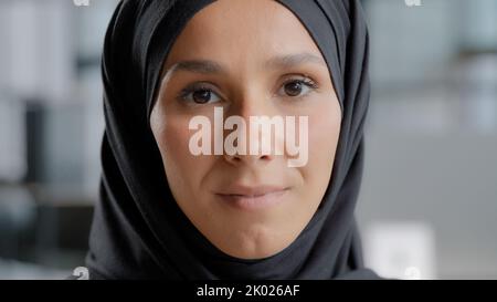 Weibliche Porträt Nahaufnahme arabisch weibliches Gesicht Attraktive ernsthafte muslimische Frau in Hijab mit natürlichem Make-up positive lächelnde islamische Dame Modell suchen Stockfoto