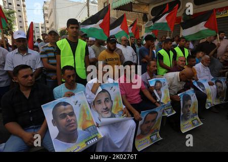 Am Freitag, dem 9. September 2022, tragen Palästinenser nationale Flaggen und Bilder von Gefangenen bei einer Kundgebung nach dem Freitagsgebet in Khan Younis im südlichen Gazastreifen, um ihre Unterstützung für die Al-Aqsa Moschee und die palästinensischen Häftlinge in israelischen Gefängnissen auszudrücken. Foto von Ismael Mohamad/UPI Credit: UPI/Alamy Live News Stockfoto