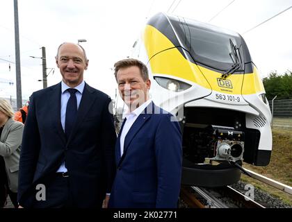 Wegberg, Deutschland. 09. September 2022. Roland Busch (l.), CEO von Siemens, und Richard Lutz, CEO der Deutschen Bahn, stehen vor einem neuartigen Wasserstoffzug. Die Deutsche Bahn wurde mit Wasserstoff betankt. Die Deutsche Bahn nimmt den Siemens-Wasserstoffzug auf ihren ersten Testlauf mit Tanken. Ein echter Testlauf ist nicht geplant, bis 2024 zu beginnen. Quelle: Roberto Pfeil/dpa/Alamy Live News Stockfoto