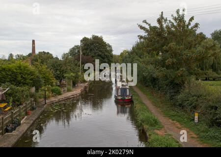 Narrowboats vertäuten am Abschleppweg des Montgomery-Kanals am Measbury Marsh in Shropshire, England. Stockfoto