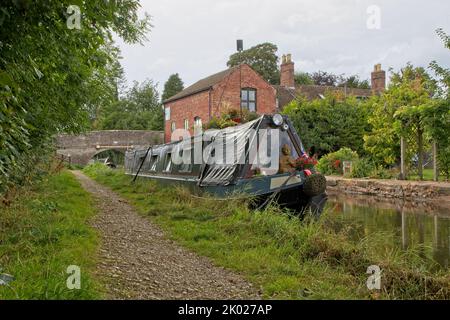 Narrowboats vertäuten am Abschleppweg des Montgomery-Kanals am Measbury Marsh in Shropshire, England. Stockfoto