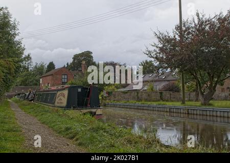 Narrowboats vertäuten am Abschleppweg des Montgomery-Kanals am Measbury Marsh in Shropshire, England. Stockfoto