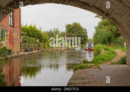 Narrowboats vertäuten am Abschleppweg des Montgomery-Kanals am Measbury Marsh in Shropshire, England. Stockfoto