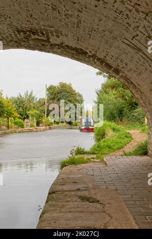 Narrowboats vertäuten am Abschleppweg des Montgomery-Kanals am Measbury Marsh in Shropshire, England. Stockfoto