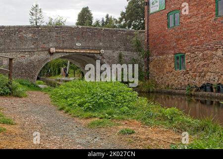 Eine alte Brücke überspannt den Montgomery-Kanal bei Maesbury Marsh im ländlichen Shropshire, England. Stockfoto