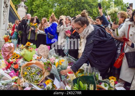 London, Großbritannien. 9. September 2022. Eine Frau hinterlässt Blumen vor dem Buckingham Palace, als Königin Elizabeth II. Im Alter von 96 Jahren stirbt. Kredit: Vuk Valcic/Alamy Live Nachrichten Stockfoto