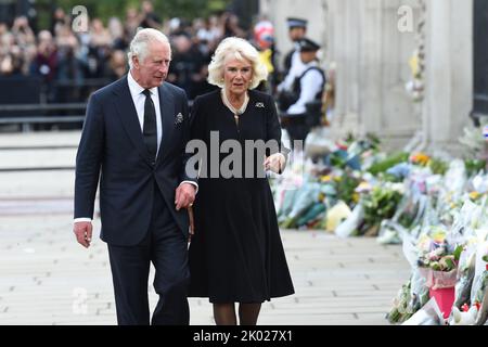 London, Großbritannien. 9. September 2022. König Charles ll und der Queen Consort gehen vor dem Buckingham Palace spazieren, um die Blumengebete zu sehen, die für seine verstorbene Mutter, Königin Elizabeth ll, hinterlassen wurden, und um die große Menge von gut-Wishern und Trauernden zu treffen. Quelle: MARTIN DALTON/Alamy Live News Stockfoto