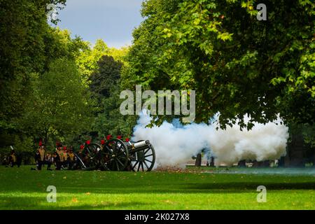 London, Großbritannien. 9. September 2022. Mitglieder der Royal Horse Artillery im Hyde Park begrüßen die Teilnehmer mit 96 Pistolen. Am Vortag wurde bekannt gegeben, dass Königin Elizabeth II., die am längsten regierende Monarchin der britischen Geschichte, im Alter von 96 Jahren in Balmoral, Schottland, gestorben war. Ihr Sohn, der jetzt König Karl III. Genannt wird, wird ihr die Nachfolge antreten. Kredit: Stephen Chung / Alamy Live Nachrichten Stockfoto