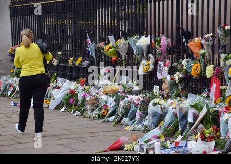 London, Großbritannien. 9. September 2022. Eine Frau hinterlässt Blumen vor dem Buckingham Palace, als Königin Elizabeth II. Im Alter von 96 Jahren stirbt. Kredit: Vuk Valcic/Alamy Live Nachrichten Stockfoto