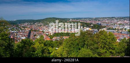 Blick auf die Stuttgarter Innenstadt (Blick über Heslach zur Karlshöhe, dahinter Stuttgart-West) vom Teehaus im Weißenbergpark. Baden-Württemberg, Deutschland Stockfoto