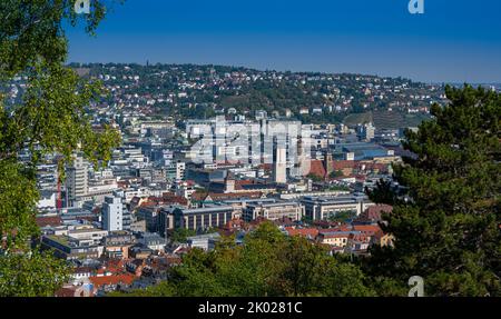 Blick auf die Stuttgarter Innenstadt (Stiftskirche) vom Teehaus im Weißenbergpark. Baden-Württemberg, Deutschland, Europa Stockfoto