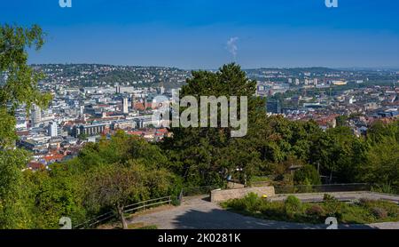 Blick auf die Stuttgarter Innenstadt (Stiftskirche) vom Teehaus im Weißenbergpark. Baden-Württemberg, Deutschland, Europa Stockfoto