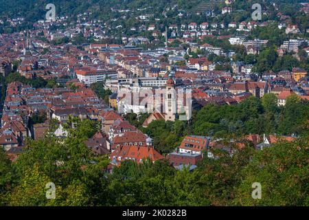 Blick in die Stuttgarter Innenstadt vom Teehaus im Weißenbergpark bis zur Markus-Kirche im Süden der Stadt. Baden-Württemberg, Deutschland, Europa Stockfoto