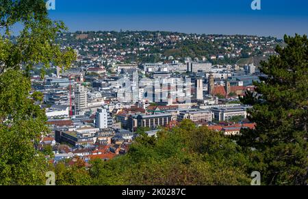 Blick auf die Stuttgarter Innenstadt vom Teehaus im Weißenbergpark mit Blick auf die Stiftskirche. Baden-Württemberg, Deutschland, Europa Stockfoto