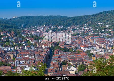 Blick auf die Stuttgarter Innenstadt (evangelische Matthew‘Kirche Stuttgart-Süd (Heslach)) vom Teehaus im Weißenbergpark. Baden-Württemberg, Deutschland, E Stockfoto