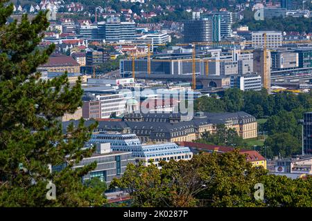 Blick auf die Stuttgarter Innenstadt (Bahnhof, neues Schloss) vom Teehaus im Weißenbergpark. Baden-Württemberg, Deutschland, Europa Stockfoto