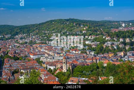 Blick auf die Stuttgarter Innenstadt (Blick über Heslach zur Karlshöhe, dahinter Stuttgart-West) vom Teehaus im Weißenbergpark. Baden-Württemberg, Deutschland Stockfoto