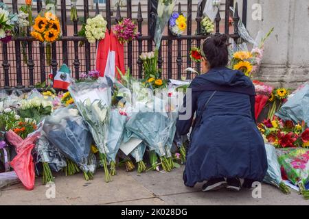 London, Großbritannien. 9. September 2022. Eine Frau hinterlässt Blumen vor dem Buckingham Palace, als Königin Elizabeth II. Im Alter von 96 Jahren stirbt. Kredit: Vuk Valcic/Alamy Live Nachrichten Stockfoto