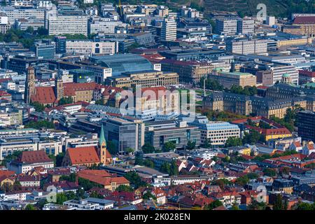 Blick auf die Stuttgarter Innenstadt (Stiftskirche, altes Schloss, neues Schloss) vom Fernsehturm aus. Baden-Württemberg, Deutschland, Europa Stockfoto