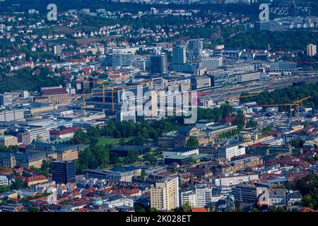 Blick auf die Stuttgarter Innenstadt (Bahnhof, neues Schloss) vom Fernsehturm aus. Baden-Württemberg, Deutschland, Europa Stockfoto