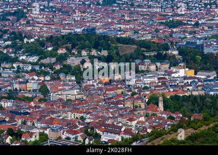 Blick auf die Stuttgarter Innenstadt (Blick über Heslach zur Karlshöhe, dahinter Stuttgart-West) vom Fernsehturm aus. Baden-Württemberg, Deutschland, Europa Stockfoto