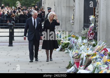 London, Großbritannien. 9. September 2022. König Charles ll und der Queen Consort gehen vor dem Buckingham Palace spazieren, um die Blumengebete zu sehen, die für seine verstorbene Mutter, Königin Elizabeth ll, hinterlassen wurden, und um die große Menge von gut-Wishern und Trauernden zu treffen. Quelle: MARTIN DALTON/Alamy Live News Stockfoto