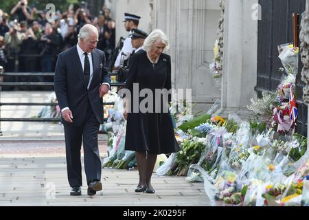 London, Großbritannien. 9. September 2022. König Charles ll und der Queen Consort gehen vor dem Buckingham Palace spazieren, um die Blumengebete zu sehen, die für seine verstorbene Mutter, Königin Elizabeth ll, hinterlassen wurden, und um die große Menge von gut-Wishern und Trauernden zu treffen. Quelle: MARTIN DALTON/Alamy Live News Stockfoto