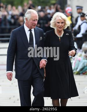 London, Großbritannien. 9. September 2022. König Charles ll und der Queen Consort gehen vor dem Buckingham Palace spazieren, um die Blumengebete zu sehen, die für seine verstorbene Mutter, Königin Elizabeth ll, hinterlassen wurden, und um die große Menge von gut-Wishern und Trauernden zu treffen. Quelle: MARTIN DALTON/Alamy Live News Stockfoto