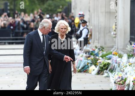 London, Großbritannien. 9. September 2022. König Charles ll und der Queen Consort gehen vor dem Buckingham Palace spazieren, um die Blumengebete zu sehen, die für seine verstorbene Mutter, Königin Elizabeth ll, hinterlassen wurden, und um die große Menge von gut-Wishern und Trauernden zu treffen. Quelle: MARTIN DALTON/Alamy Live News Stockfoto