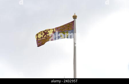 London, Großbritannien. 9. September 2022. The Royal Standard fliegt über Buckingham Palace Credit: MARTIN DALTON/Alamy Live News Stockfoto