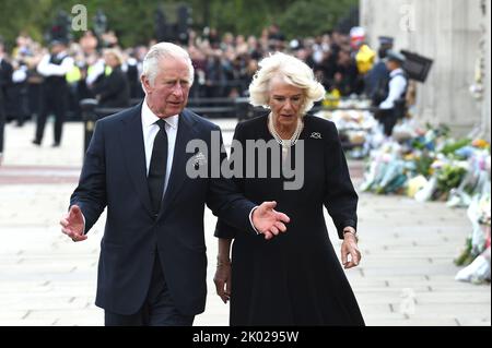 London, Großbritannien. 9. September 2022. König Charles ll und der Queen Consort gehen vor dem Buckingham Palace spazieren, um die Blumengebete zu sehen, die für seine verstorbene Mutter, Königin Elizabeth ll, hinterlassen wurden, und um die große Menge von gut-Wishern und Trauernden zu treffen. Quelle: MARTIN DALTON/Alamy Live News Stockfoto