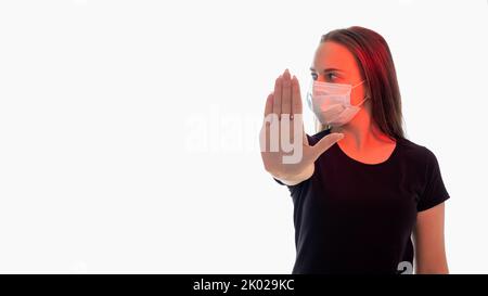 Stop Geste soziale Distanzierung Frau Maske Stockfoto