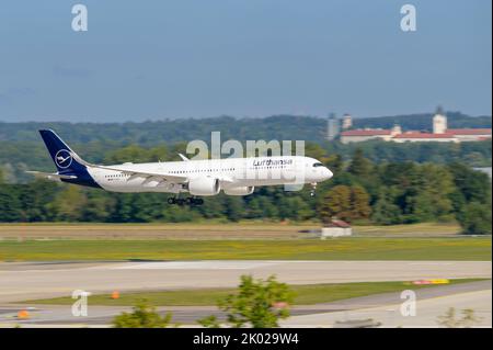 Lufthansa Airbus A350-941 mit der Flugzeugregistrierung D-AIVC auf der Nordbahn 08L des Münchner Flughafens MUC EDDM Stockfoto