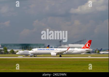 Turkish Airlines Airbus A321-271NX mit der Flugzeugregistrierung TC-LSZ hebt von der Südbahn 26L des Münchner Flughafens MUC EDDM ab Stockfoto