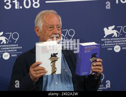 Venedig, Italien, 2.. September 2022, Gian Piero Brunetta bei der La Mostra Internazionale D’Arte Cinematografica Di Venezia 1932 - 2022 Buchveröffentlichung Photocall beim Filmfestival von Venedig 79. in Italien. Quelle: Doreen Kennedy/Alamy Live News Stockfoto