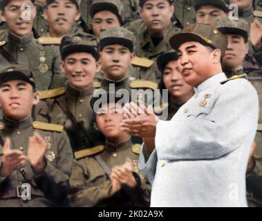 Kim Il Sung unter den Soldaten der koreanischen Volksarmee 1950 Stockfoto