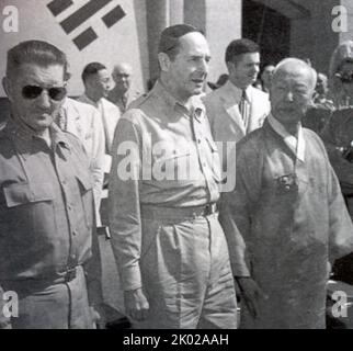 Der südkoreanische Präsident Syngman Rhee (R), General Douglas MacArthur (C) und LT. General John R. Hodge (L) bei der Gründung der koreanischen Republik 1948 Stockfoto