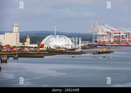 Der Silver Dome von Veolia Environmental Services, Marchwood Industrial Park, verbirgt die Müllverbrennungsanlage im Inneren. Southampton Stockfoto